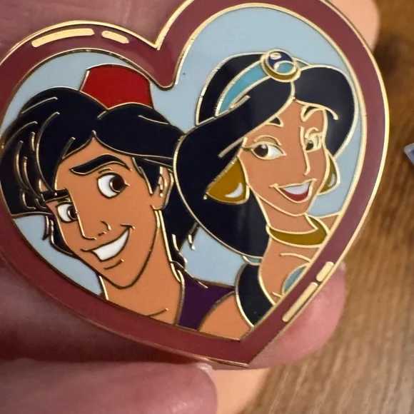 One “LOT” of excellent condition Disney Pins. 25 pins in total. - Picture 9 of 16